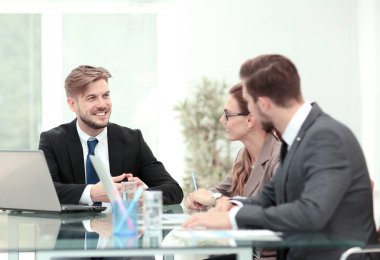 İş ekibi iş planlarını tartışıyor.