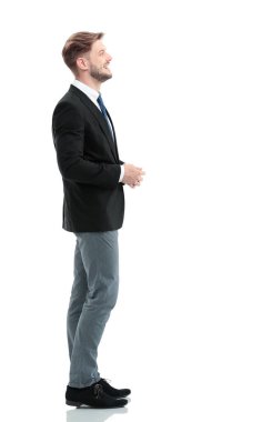 Gülümseyen bir işadamı, üzerinde beyaz adam ayakta yan görünüm