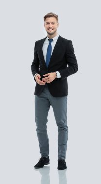 Beyaz arka plan üzerinde başarılı iş adamı