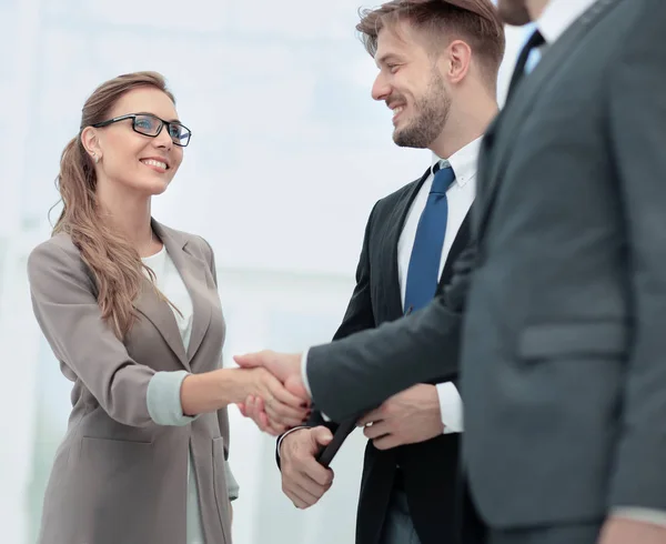 パートナーに握手をするビジネス女性 — ストック写真