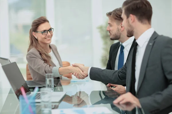 Heureux partenaires commerciaux serrant la main dans un bureau — Photo