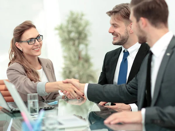 Empresários apertando as mãos, terminando uma reunião — Fotografia de Stock