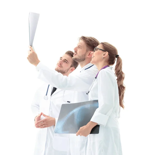En grupp läkare undersöka en röntgen på sjukhuset — Stockfoto