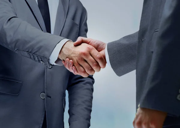 Aperto de mão entre dois empresários caucasianos — Fotografia de Stock