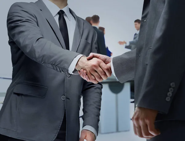 Üzleti partnerek kezet ráznak a tárgyalóban — Stock Fotó
