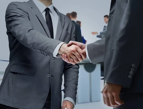 Partner commerciali che si stringono la mano nella sala riunioni — Foto Stock