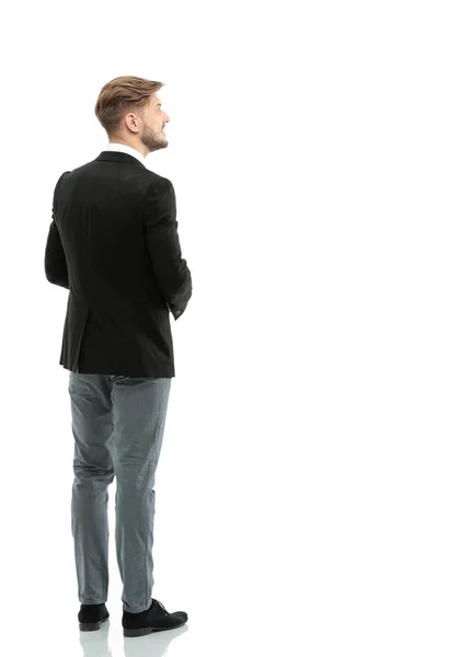 Homem de negócios olhando para algo isolado no fundo branco — Fotografia de Stock
