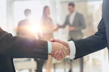 Ortağına el sallayarak iş adamı