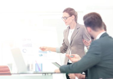 Bir grup önde gelen ofis takım elbiseli başarılı iş kadını