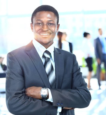 Kendine güvenen iş adamı ile takımının