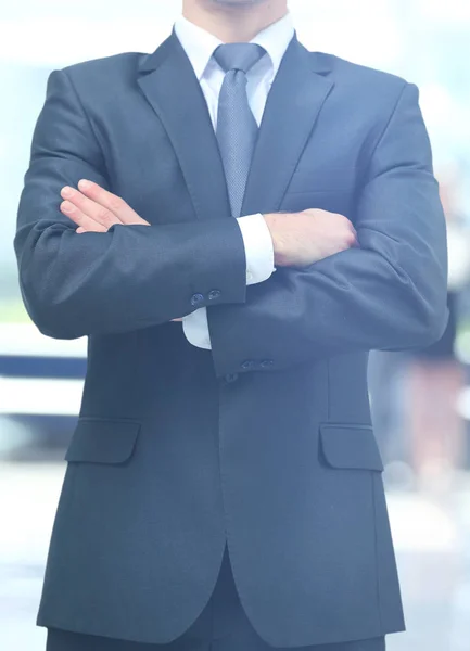 Geschäftsmann steht in einem Büro — Stockfoto