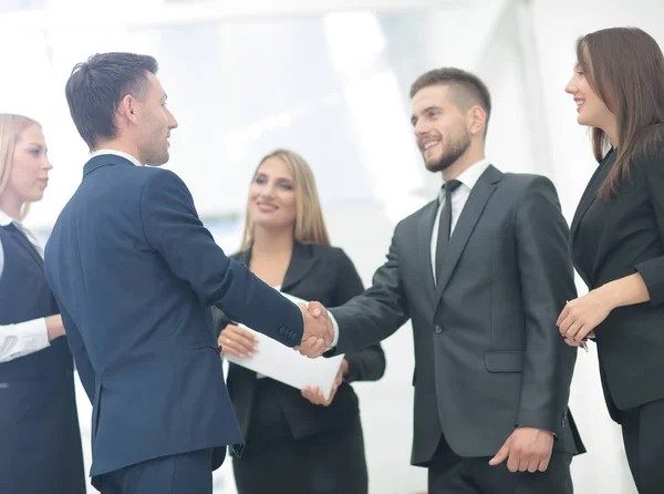 Aperto de mão para selar um acordo após uma reunião de recrutamento de emprego em um de — Fotografia de Stock