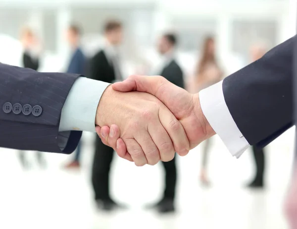 Концепція партнерства - рукостискання ділових партнерів — стокове фото