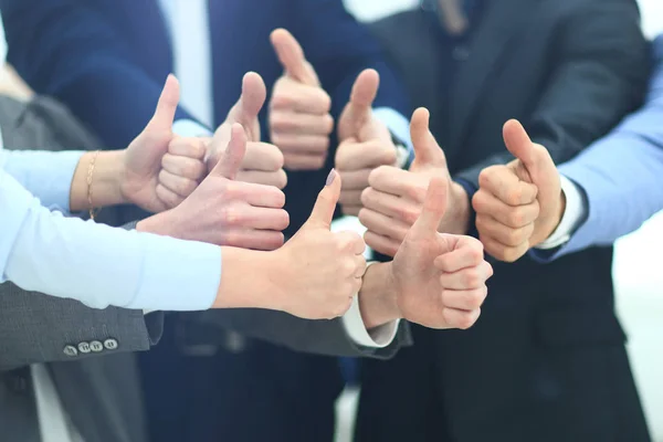 Închiderea echipei de afaceri ţinându-şi degetele în sus — Fotografie, imagine de stoc