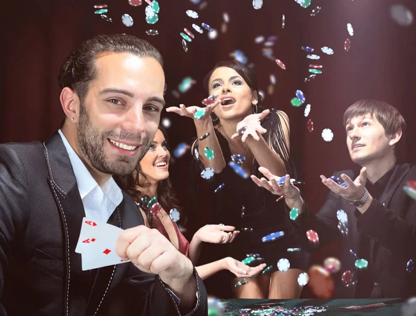 Jugadores de poker sentados alrededor de una mesa en un casino — Foto de Stock