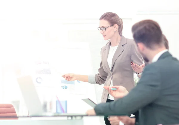 Femme d'affaires prospère en costume au bureau dirigeant un groupe — Photo