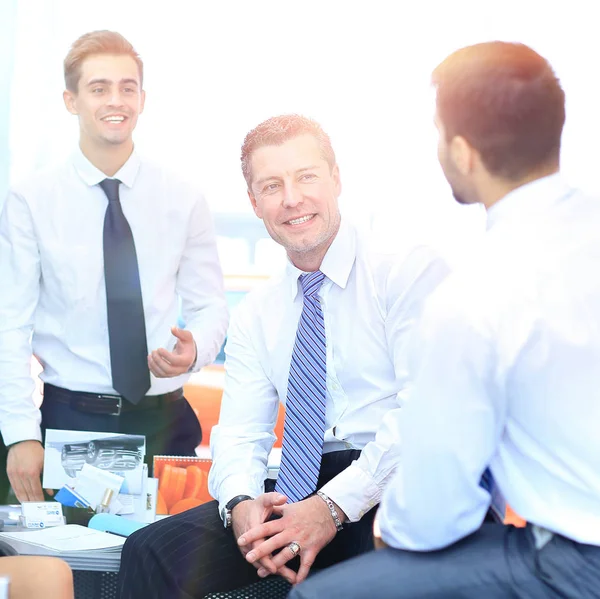 Gente de negocios trabajando y discutiendo juntos en la reunión en la oficina — Foto de Stock