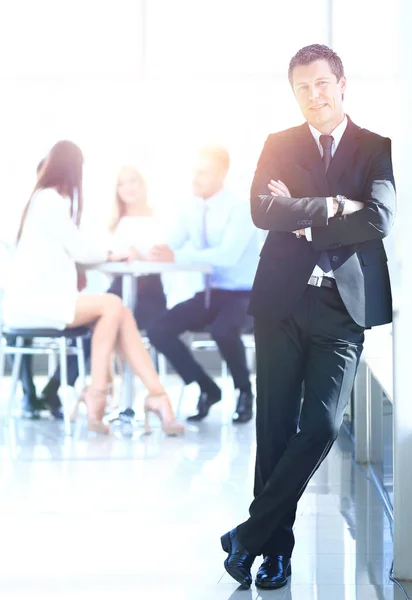 Affärsman står med sitt team — Stockfoto