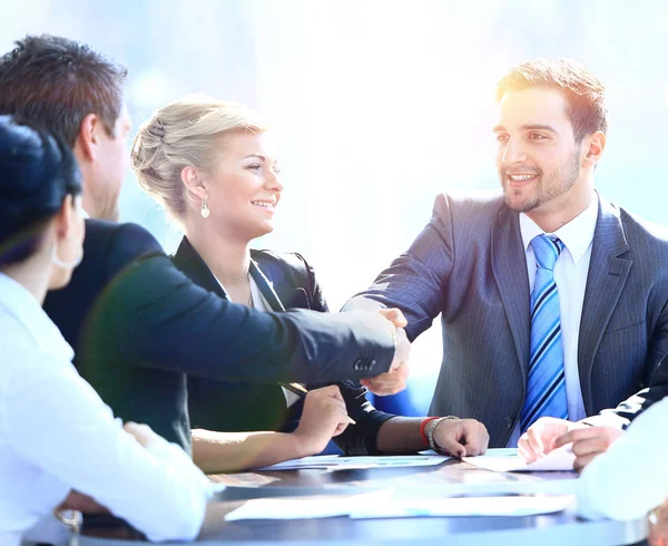 Zwei Geschäftskollegen beim Händeschütteln während eines Meetings — Stockfoto