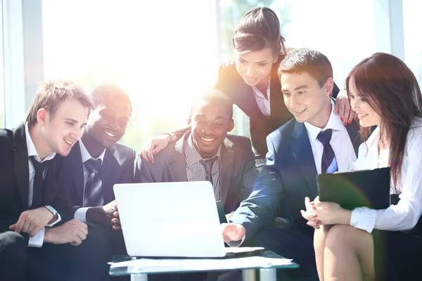 Gelukkig werkend zakelijke team in moderne kantoor — Stockfoto