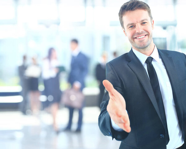 Портрет успешного бизнесмена, протягивающего руку
