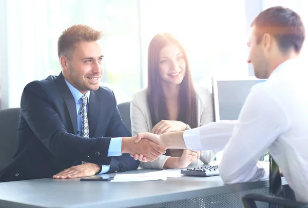 Geschäftsleute schütteln Hände, beenden ein Meeting — Stockfoto