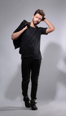 Gri arka planda dalgın yakışıklı bir adamın portresi.