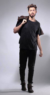 Gri arka planda dalgın yakışıklı bir adamın portresi.