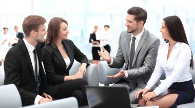 İş ekibi planlarını tartışıyor.