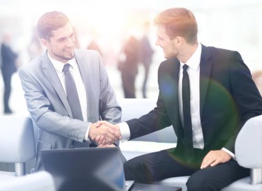 İş ekibi planlarını tartışıyor.