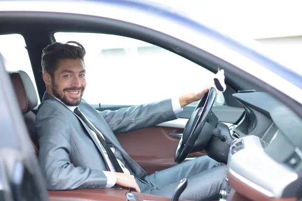 Portrét pohledného usměvavého obchodníka, který řídí své auto — Stock fotografie