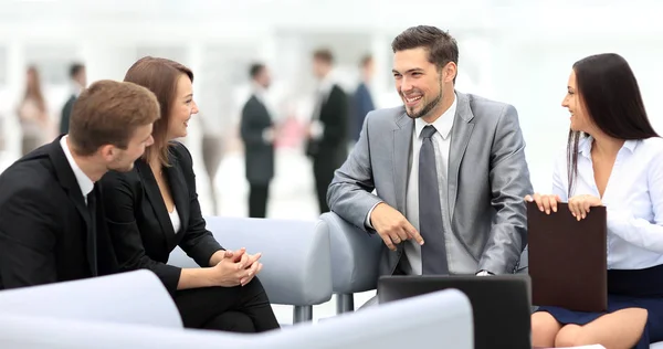 Счастливые деловые люди разговаривают на встрече в офисе — стоковое фото