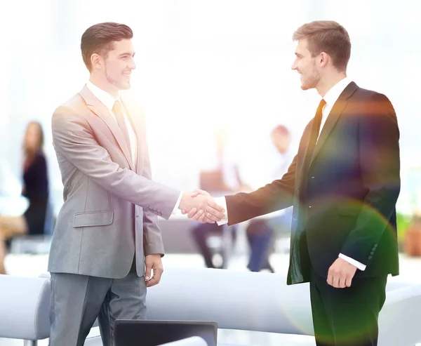 Бизнесмены пожимают друг другу руки во время встречи — стоковое фото