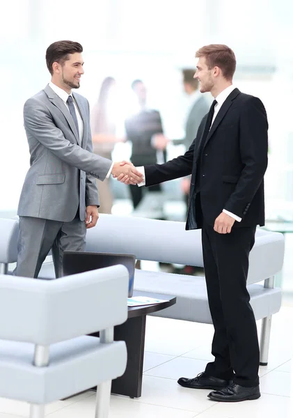 Gente de negocios dándose la mano durante una reunión — Foto de Stock