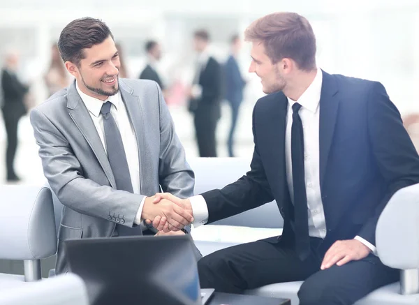 Business team bespreekt samen plannen — Stockfoto