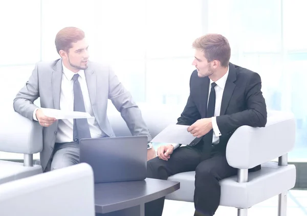 Les gens d'affaires ayant une réunion autour de la table dans le bureau moderne — Photo