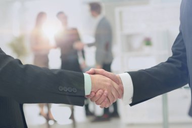 Ortağına el sallayarak iş adamı