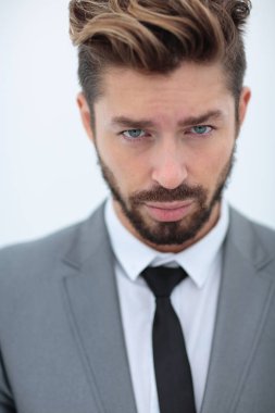 Bir gülümseyen yakışıklı işadamı portresi kadar beyaz üzerinde kapatın