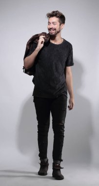 Gri arka planda dalgın yakışıklı bir adamın portresi.