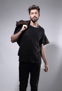 Gri arka planda dalgın yakışıklı bir adamın portresi.