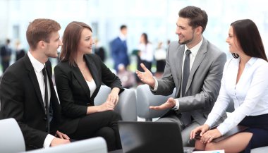 İş ekibi planlarını tartışıyor.