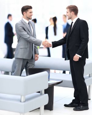 İş adamları toplantı sırasında el sıkışıyor.