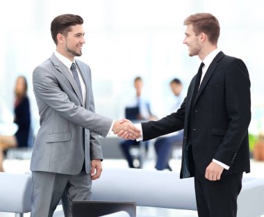 İş adamları toplantı sırasında el sıkışıyor.