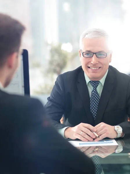 Bilden av två unga affärsmän använder dator vid möte — Stockfoto