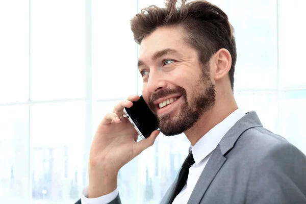 Hablando de negocios por teléfono y sonriendo —  Fotos de Stock