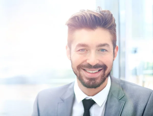 Portré boldog mosolygó üzletember, elszigetelt fehér background — Stock Fotó