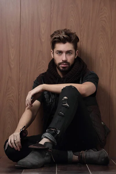 Retrato de homem elegante bonito jovem contra a parede de madeira. — Fotografia de Stock