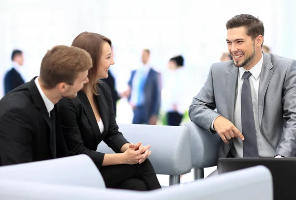 オフィスでの会議で話している幸せなビジネス人々 — ストック写真