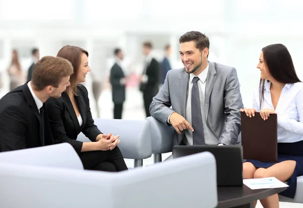 Zufriedene Geschäftsleute sprechen über Treffen im Büro — Stockfoto