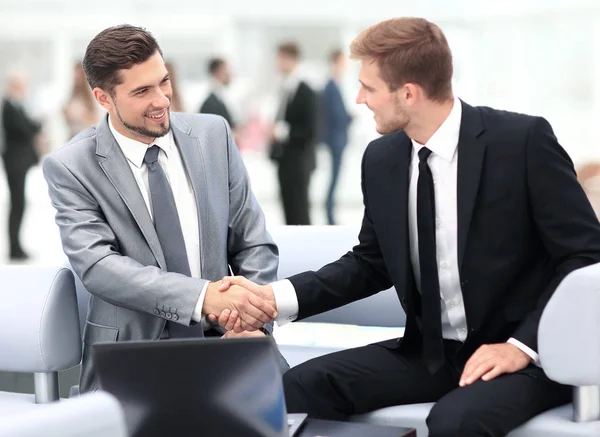 Wirtschaftsteam diskutiert gemeinsam Pläne — Stockfoto